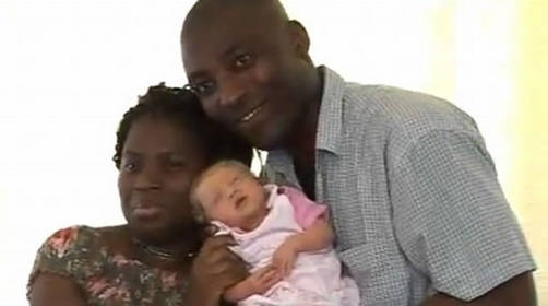 Una pareja de nigerianos tuvo una bebé blanca