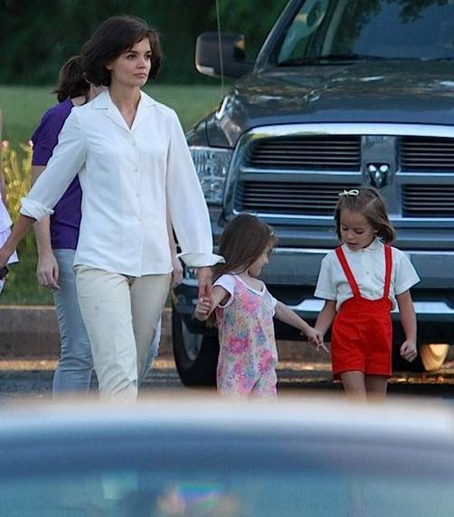 Suri Cruise se divierte en el set de The Kennedys Suri Cruise se divierte en el set de The Kennedys