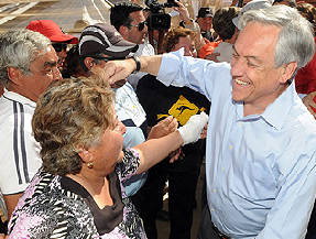 Chile: Piñera entregó la carta de un minero a su mujer