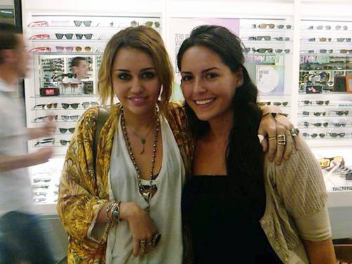 Miley Cyrus sale de compras con su bailarina