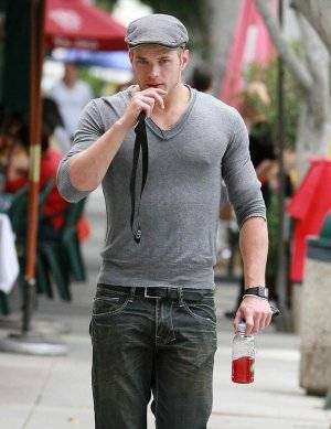 Kellan Lutz es regañado por su madre