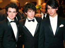 Los Jonas Brothers son premiados con el galardón 'Chris Geucius Celebrity Award'.