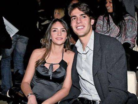 Kaká canta junto a su esposa Caroline Celico