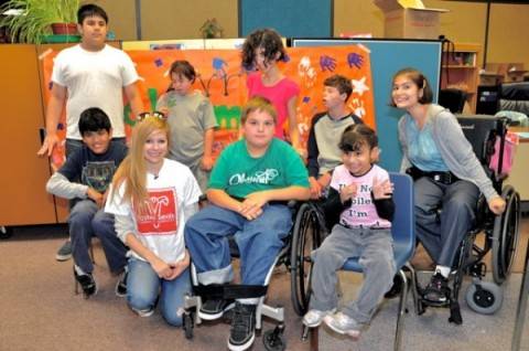 Avril Lavigne ayuda a los niños con discapacidad con su Fundación