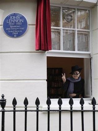 Yoko Ono devela placa en casa de John Lennon en Londres