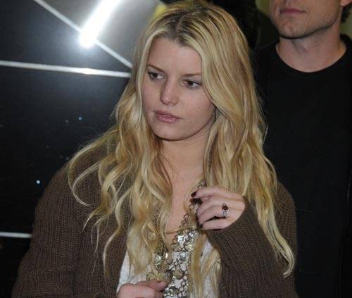 Jessica Simpson luce orgullosa su anillo de compromiso