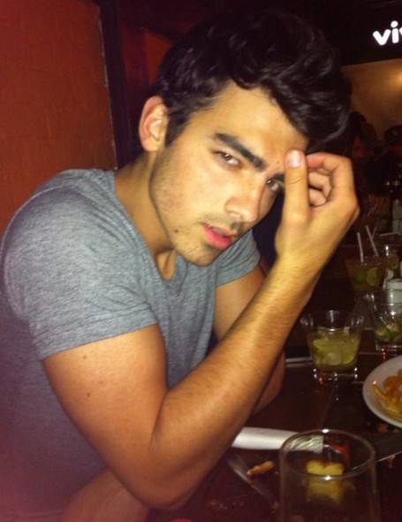 Joe Jonas podría haberle sido infiel a Ashley Greene en Brasil