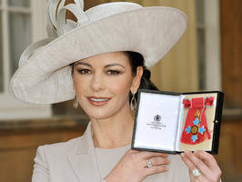 Catherine Zeta Jones fue condecorada en Reino Unido