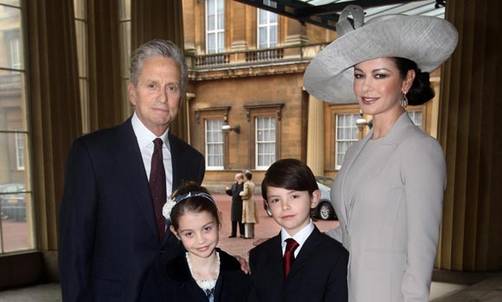 El glamour de Catherine Zeta-Jones invade el palacio de Buckingham