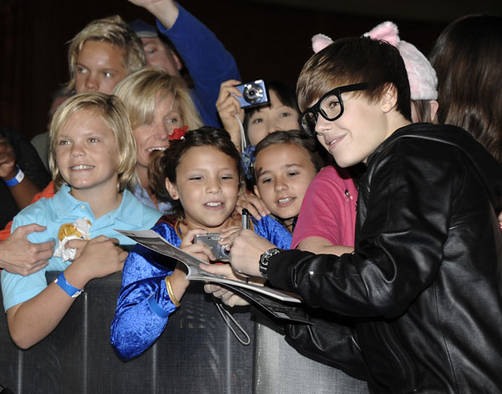 Justin Bieber dice que salir con una fanática sería raro