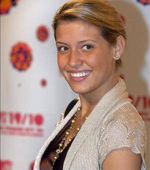 Hija de Luis Miguel es asediada por la prensa mexicana