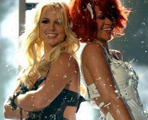 Britney Spears y Rihanna abren los Billboard con sensual presentación