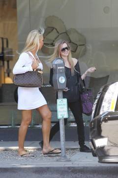 Avril Lavigne sale a comer con su suegra
