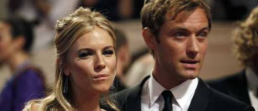 Jude Law se casa en secreto con Sienna Miller Jude Law se casa en secreto con Sienna Miller