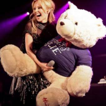 Polémica por foto censurada de Kylie Minogue en Facebook