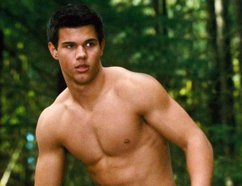 Taylor Lautner no es el único galán que luce los pectorales