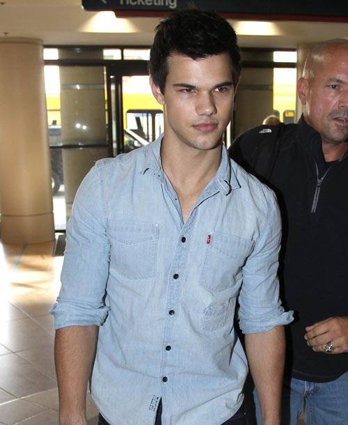 Taylor Lautner sale de Los Ángeles por Acción de Gracias