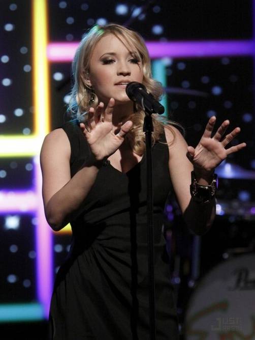 Vídeo: Emily Osment en The View