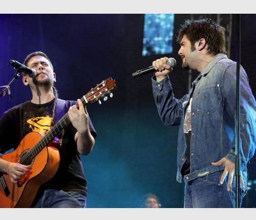 Estopa brindó conierto acústico por lluvias