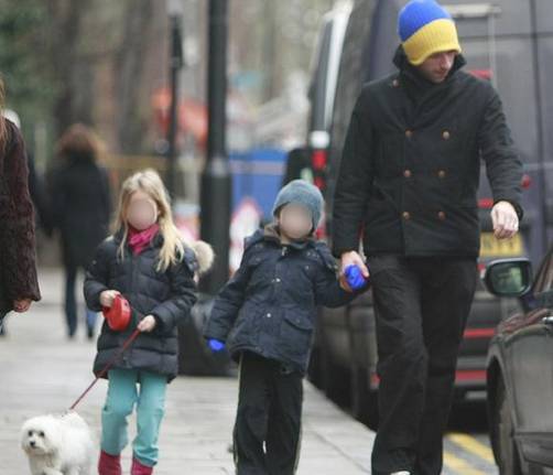 Chris Martin disfruta paseo matutino con sus hijos