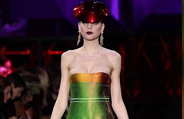 Giorgio Armani presenta colección futurista