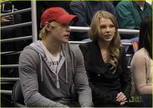 Fotos: Taylor Swift y Chord Overstreet de Glee juntos en un partido de hockey