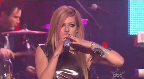 Vídeo: Avril Lavigne se reúne con sus fans en Londres