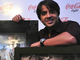 Luis Fonsi presenta su nuevo single 'Gritar'