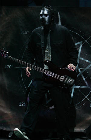 Bajista de Slipknot fue encontrado muerto y fanáticos envían mensajes de dolor