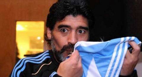 Maradona correrá desnudo si gana el Mundial