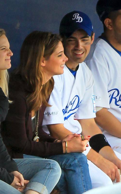Joe Jonas y Ashley Greene en en el partido de los Road Dogs