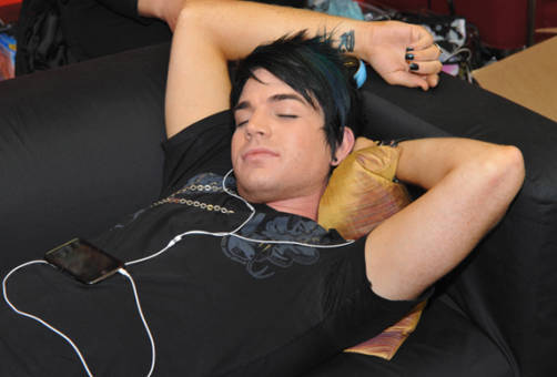 Adam Lambert besó a una fan en la boca