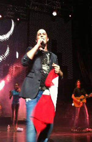 Alejandro Sanz alzó la bandera peruana en su concierto en Estados Unidos