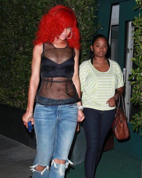 Rihanna luce un look al cual no estamos acostumbrados