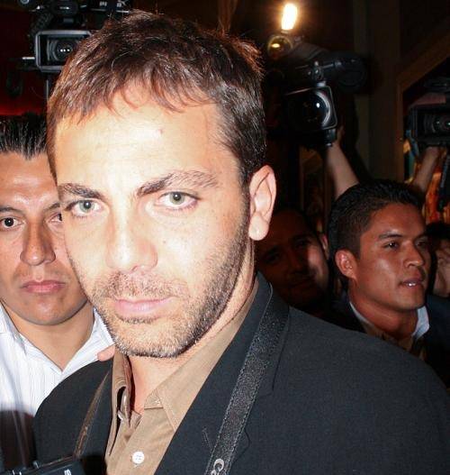 Cristian Castro prefiere no responder a las críticas de Anel