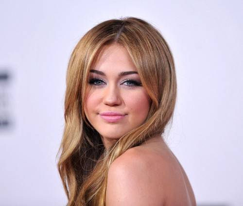 Vídeo: Miley Cyrus es la nueva imagen de una firma brasileña