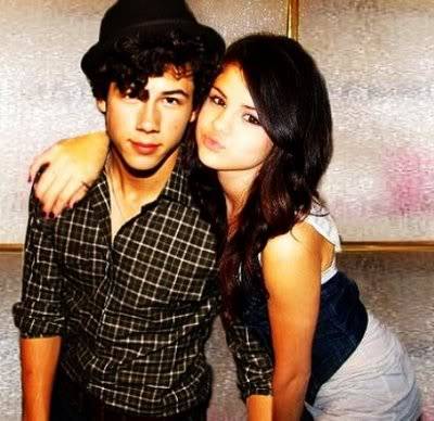 Selena Gomez y Nick Jonas pasearon juntos en una playa nudista según 'The Proof'
