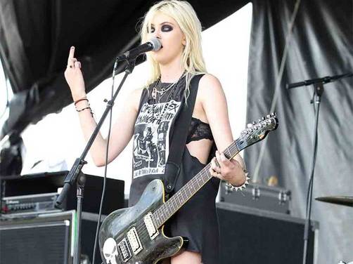 Taylor Momsen mostró el dedo medio a su público en un concierto Taylor Momsen mostró el dedo medio a su público en un concierto