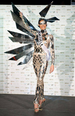Lady Gaga desea comprar el traje típico de Miss Venezuela 2010
