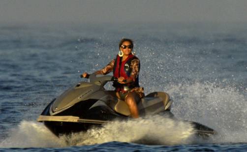 Beyoncé se divierte en moto acuática