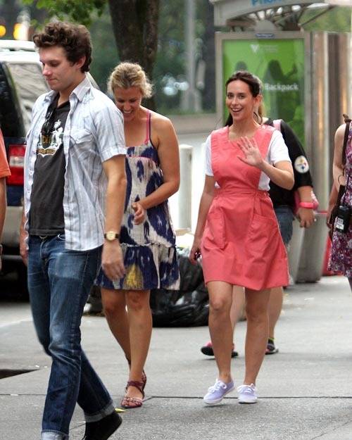 Jennifer Love Hewitt pasea con su novio por las calles de Los Angeles