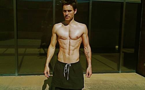 Jared Leto dice que los hombres de verdad usan falda