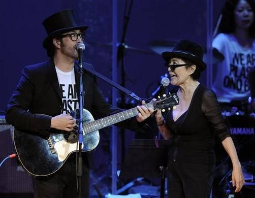 Yoko Ono y su hijo Sean Lennon en pro del 'Día Nacional de Escuchar'