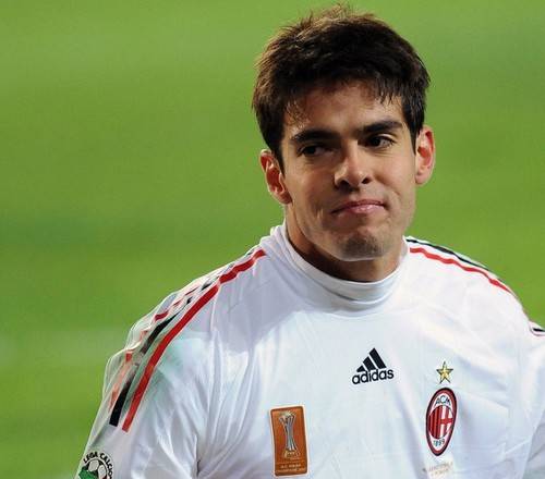 Kaká fue operado con éxito de su rodilla izquierda, de baja durante varios meses Kaká fue operado con éxito de su rodilla izquierda, de baja durante varios meses