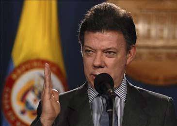 Juan Manuel Santos asume la presidencia de Colombia y abre puertas al diálogo con Venezuela