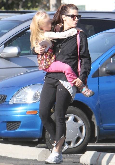 Sandra Bullock alista a su hijastra para que conozca a la novia de su padre
