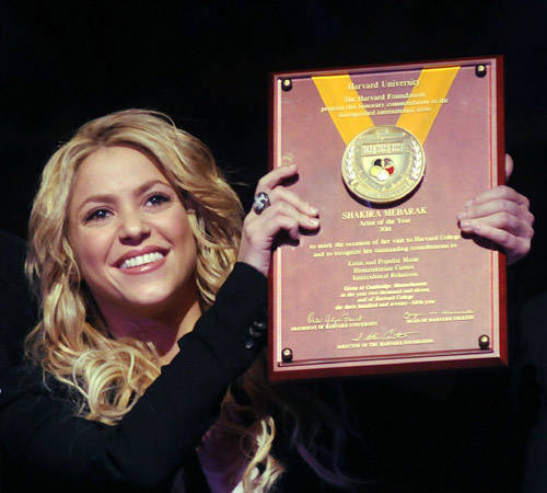 Shakira recibe galardón sin Gerard Pequé