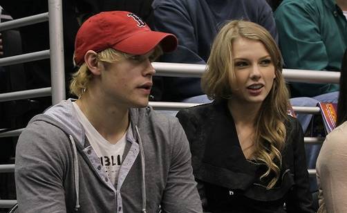 Taylor Swift tendía romance con actor de Glee