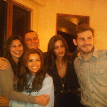 Iker Casillas y Sara Carbonero cenaron en la casa de Eva Longoria Iker Casillas y Sara Carbonero cenaron en la casa de Eva Longoria