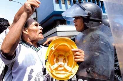 Policía detiene a 14 mineros informales por resistirse a operativo